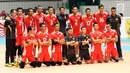 Timnas Voli Putra Indonesia berpose jelang laga perdana Kejuaraan Voli Putra Asia 2017 ke-16 di GOR Tri Dharma, Gresik, Senin (24/7). Ajang ini diikuti 16 negara. (Liputan6.com/Helmi Fithriansyah)