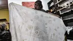 Perajin menyelesaikan pembuatan batik bermotif Covid-19 di Rumah Batik Palbatu, Jakarta, Kamis (15/10/2020). Sempat tutup akibat pandemi, Rumah Batik Palbatu perlahan bangkit dengan menciptakan kain batik edisi Jakarta Terkini bergambar Covid-19 dipadu ikon-ikon Ibu Kota. (merdeka.com/Iqbal Nugroho)
