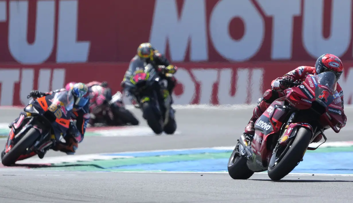 <p>Kemenangan di Belanda ini makin mempertegas dominasi Bagnaia di MotoGP 2023. (AP Photo/Peter Dejong)</p>