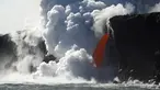 Aliran lava memancar deras dari gunung berapi Kilauea di Hawaii ke Samudra Pasifik, Rabu (1/2). Pertunjukkan alam tersebut menciptakan air terjun lava. (Shane Turpin / Lava Ocean Tours via AP)
