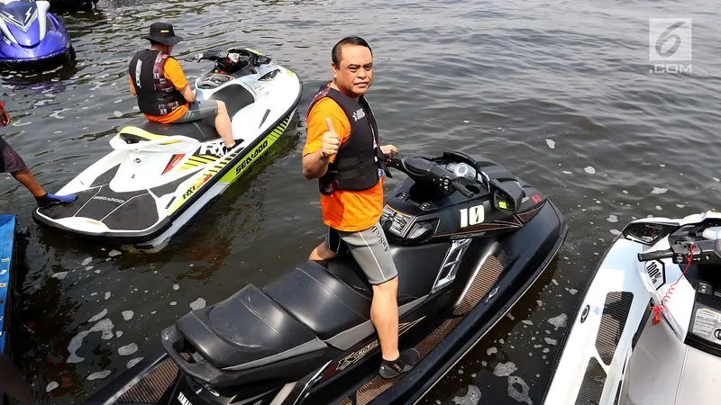 Begini Aksi Wakapolri Bermain Jetski di Pantai Mutiara