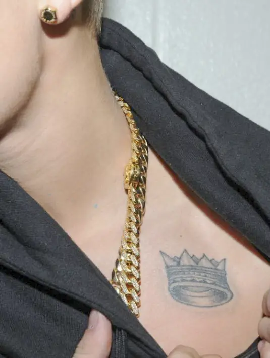 Tergambar tato berbentuk mahkota di dada sebelah kiri Justin Bieber yang dibuatnya pada Agustus 2012 silam. Tato ini ia dedikasikan kepada Raja Pop, Michael Jackson. (Bintang/EPA)