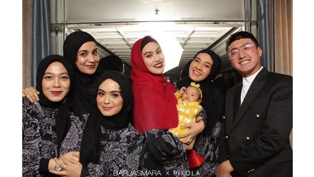 Ajak Bayinya Umrah, Ini 5 Momen Kartika Putri Asuh Buah Hati