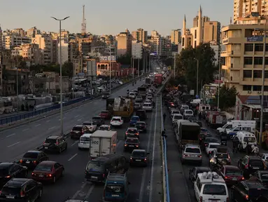 Mobil-mobil terjebak kemacetan di jalan raya saat gelombang warga mengungsi akibat serangan udara Israel di Dahiyeh, pinggiran selatan Beirut, Lebanon, Kamis 5 Maret 2026. Serangan dan ancaman Israel memicu krisis pengungsian massal di Lebanon selatan. Puluhan ribu warga terpaksa meninggalkan rumah mereka. (AP Photo/Bilal Hussein)