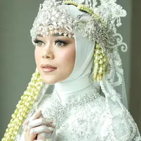 Seorang kreator konten meniru makeup khas Sunda ala Lesti Kejora saat akad nikah, begini hasilnya. Foto: Instagram @aldiphoto.