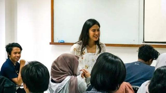 Momen Dian Sastrowardoyo Bertegur Sapa Dengan Mahasiswa, Jadi Dosen Vokasi UI
