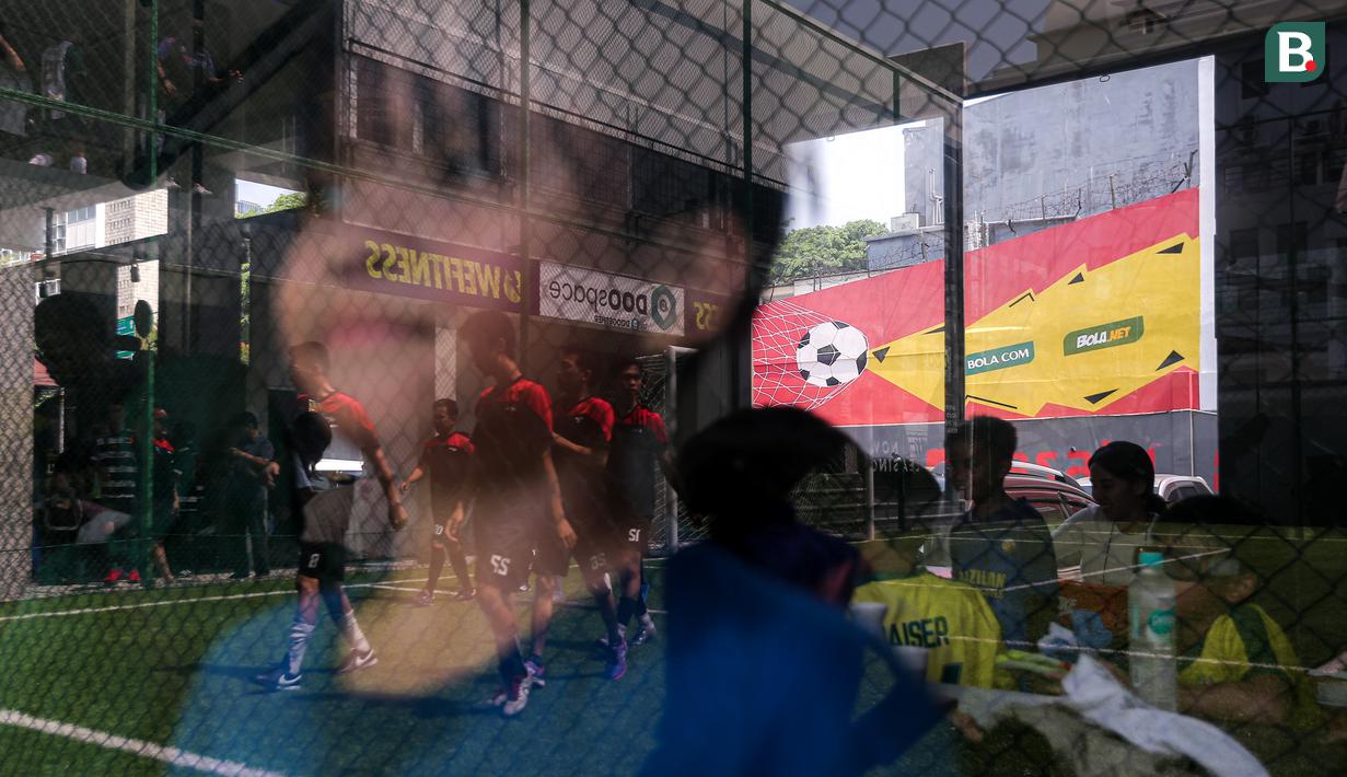 Refleksi bayangan tim BW Senayan saat melakukan pemanasan sebelum turnamen Asatu Hoteliers Cup 2023 yang berlangsung di Asatu Area, Menteng, Jakarta, Minggu (29/10/2023). (Bola.com/Bagaskara Lazuardi)