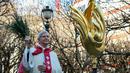 Uskup Agung Paris Laurent Ulrich memberkati ayam jantan itu dengan sayap emas seperti api sebelum diangkat ke tempatnya di puncak menara katedral setinggi 96 meter (315 kaki). (Thomas SAMSON / AFP)