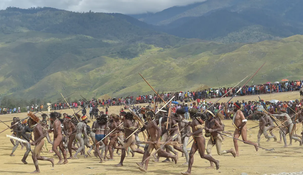  Ingin Lihat Peperangan Suku Papua? Ke Festival Lembah Baliem Aja. (AFP PHOTO/Adek Berry)