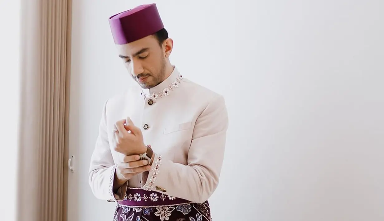 Reza Zakarya tampil begitu gagah dan menawan jelang akad nikah. Tak sedikit pula netizen yang memuji penampilan dari pedangdut yang telah menduda selama 2 tahun. (Liputan6.com/IG/@reza_zakarya_daa)