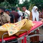 Seorang pekerja rumah sakit membawa korban gempa bumi di luar rumah sakit di Cianjur, Jawa Barat, Indonesia, Senin (21/11/2022). Plt Kepala Pusat Gempabumi dan Tsunami Badan Meteorologi dan Klimatologi Geofisika (BMKG) Daryono menyebut gempa susulan masih mungkin terjadi pascagempa magnitudo 5,6 di Cianjur. (AP Photo/Firman Taqur)