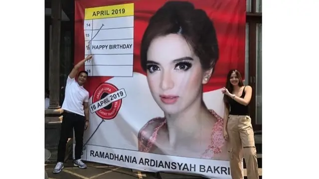 Kado Baliho Nia Ramadhani