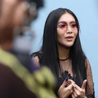 "Dari dulu emang saya seneng merubah gaya, dulu rambut saya pernah merah panjang, terus pernah skin head, beberapa tahun lalu saya cukur botak sebelah," kata Denada di kawasan Tendean, Jakarta Selatan, Rabu (28/2/2018). (Nurwahyunan/Bintang.com)