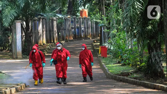 FOTO: Jelang Dibuka untuk Umum, Kebun Bintang Ragunan Disemprot Disinfektan