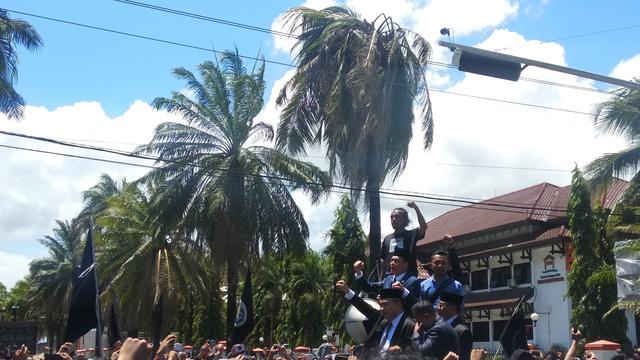 Anggota DPRD Sulawesi Tenggara yang baru dilantik saat bertemu mahasiswa, Senin (7/10/2019).(Liputan6.com/Ahmad Akbar Fua)