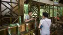 Pengunjung memesan minuman alkohol yang disimpan di dalam batang bambu di Hutan Yibin, China pada 30 Juli 2016. Minuman hasil frementasi biasanya disimpan di tong kayu, namun berbeda dengan minuman beralkohol buatan Chen Chao. (AFP Photo/Fred Dufour)