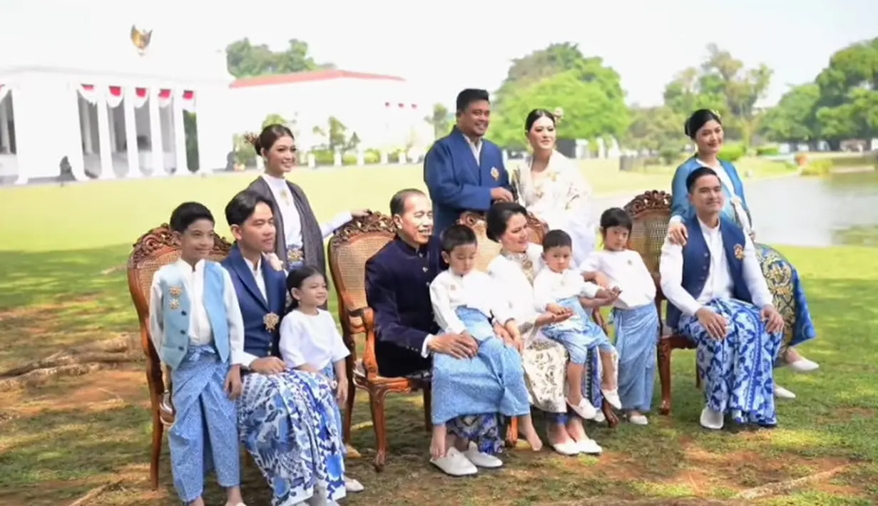 <p>Saat pemotretan tersebut, keluarga Jokowi tampil kompak dengan busana warna biru dan putih. Busana tersebut dibuat langsung oleh desainer Era Soekamto. [@riomotret]</p>