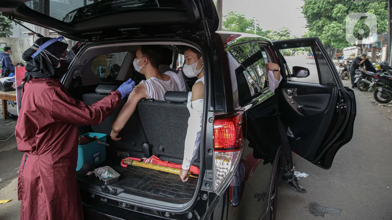 FOTO: Layanan Vaksinasi COVID-19 Drive-Thru di Mapolres Jakarta Selatan