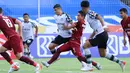 Dalam laga 90 menit yang dilangsungkan di Stadion I Gusti Ngurah Rai, Denpasar, Bali, pertandingan berjalan ketat dimana kedua tim saling beradu serangan dan menciptakan beberapa peluang. (Bola.com/Nandang Permana)