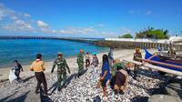 Pada Jumat (27/9/2024), personel TNI dan Polri bersama masyarakat melaksanakan kegiatan karya bakti bersih-bersih pantai di Desa Miangas, Kabupaten Kepulauan Talaud, Sulut.