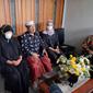 Ayah Fadly Satrianto menunggu kedatangan anaknya dari Jakarta. (Dian Kurniawan/Liputan6.com)