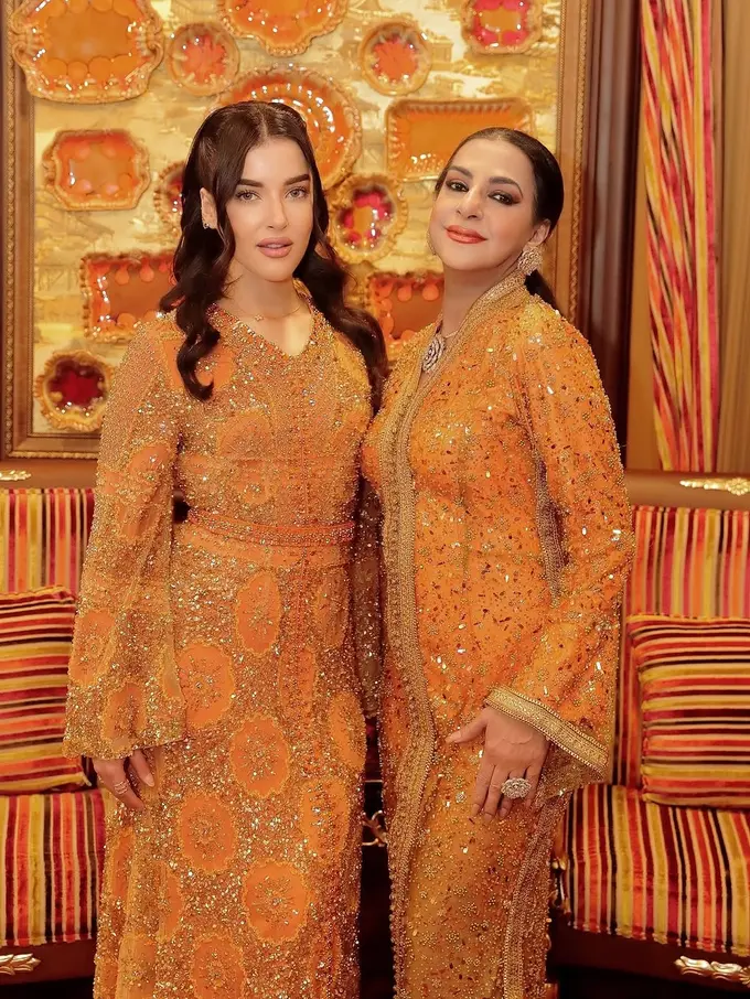 Baru Foto Lebaran, Gaya Glamor Tasya Farasya dan Ibu Ala Kompak Tampil dengan Busana Serba Orange Berpayet