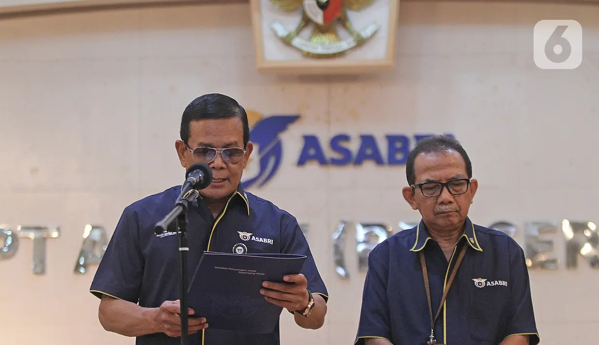 Direktur Utama PT Asabri (Persero) Sonny Widjaja (kiri) didampingi Direktur SDM dan Umum Asabri Herman Hidayat memberikan keterangan di Gedung Asabri, Kamis (16/1/2020). Sonny Widjaja meminta isu korupsi di Asabri untuk dicerna dengan baik dan tidak dijadikan polemik. (Liputan6.com/Herman Zakharia)