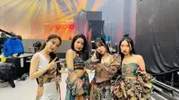 Personil Mamamoo tampil dengan batik yang distyling menjadi berbagai model yang unik dan kreatif. [Twitter/@ddongbyullie]