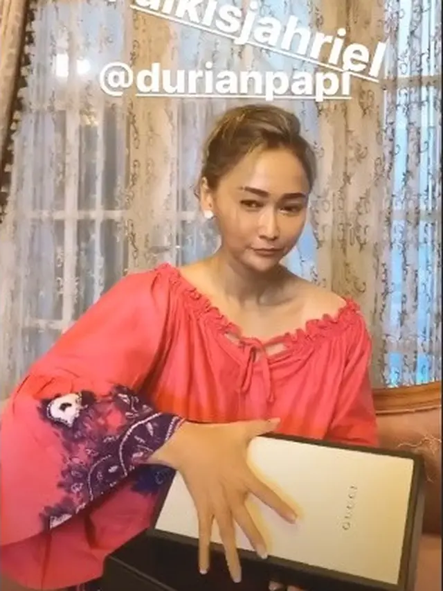 7 Potret Inul Daratista Buka Kado Ulang Tahun Ke-41, Ada Kue Sampai Barang Branded