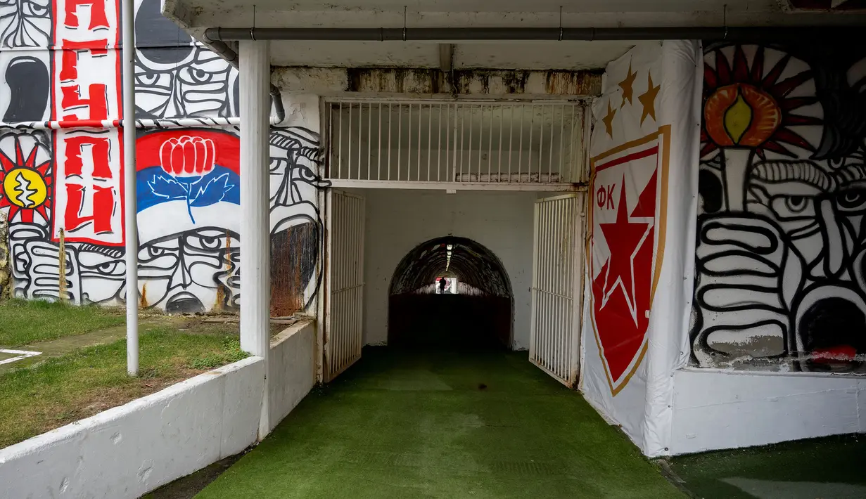 Pintu masuk terowongan terkenal Stadion Rajko Mitic, Beograd, Serbia yang dipenuhi dengan mural dua hari sebelum pertandingan sepak bola Grup G Liga Champions UEFA antara Crvena Zvezda (Red Star Belgrade) dan Manchester City pada 11 Desember 2023 waktu setempat. (AFP/Andrej Isakovic)