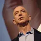 CEO Amazon Jeff Bezos mengadakan konferensi pers untuk mengungkap Kindle 2, versi terbaru dari pembaca elektronik populer Amazon, di New York, Amerika Serikat, 9 Februari 2009. Orang terkaya di dunia Jeff Bezos memutuskan mundur dari jabatannya sebagai CEO Amazon. (EMMANUEL DUNAND/AFP)
