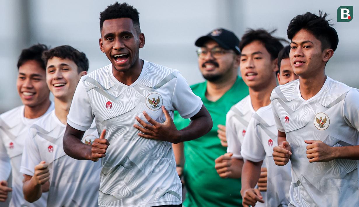 <p>Kapten Timnas Indonesia U-17, Iqbal Gwijangge (kiri) dkk melakukan joging saat menjalani official training di Lapangan Latihan A Gelora Bung Tomo, Surabaya, Minggu (12/11/2023) sore menjelang laga kedua Grup A Piala Dunia U-17 2023 menghadapi Panama yang akan berlangsung di Stadion Gelora Bung Tomo, Senin, 13 November 2023. (Bola.com/Bagaskara Lazuardi)</p>