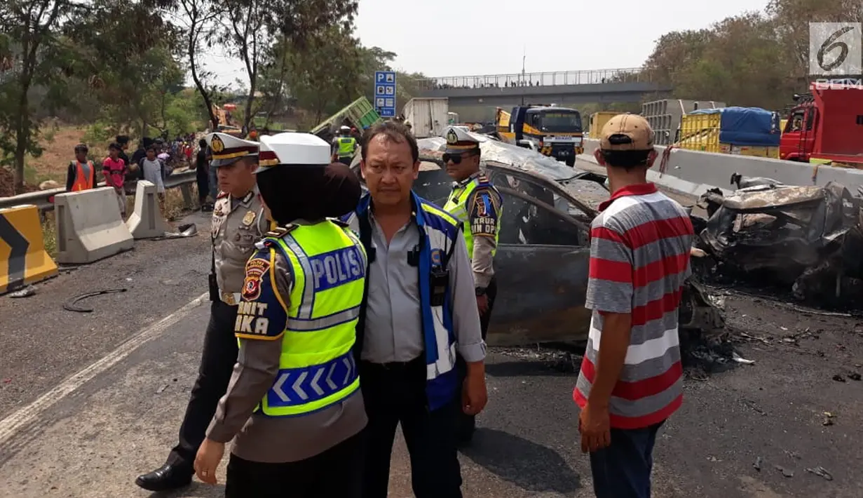 Polisi mengamankan lokasi kecelakaan maut di ruas Tol Cipularang Kilometer 92, Purwakarta, Jawa Barat, Senin (2/9/2019). Kecelakaan maut Cipularang terjadi pukul 12.30 WIB. (Liputan6.com/HO/Humas Polda)