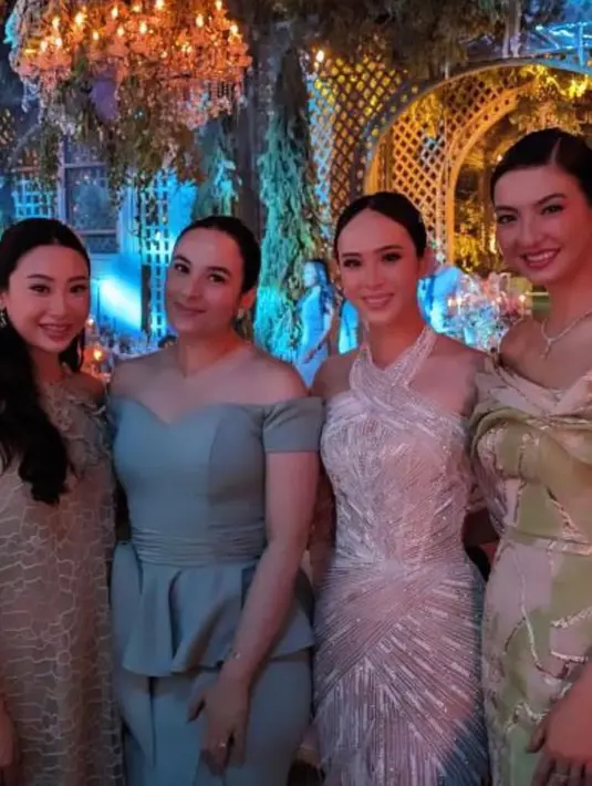 Chelsea Islan tampak anggun dengan off shoulder dress warna tosca dengan detail sweetheart neckline. [@ralineshah]