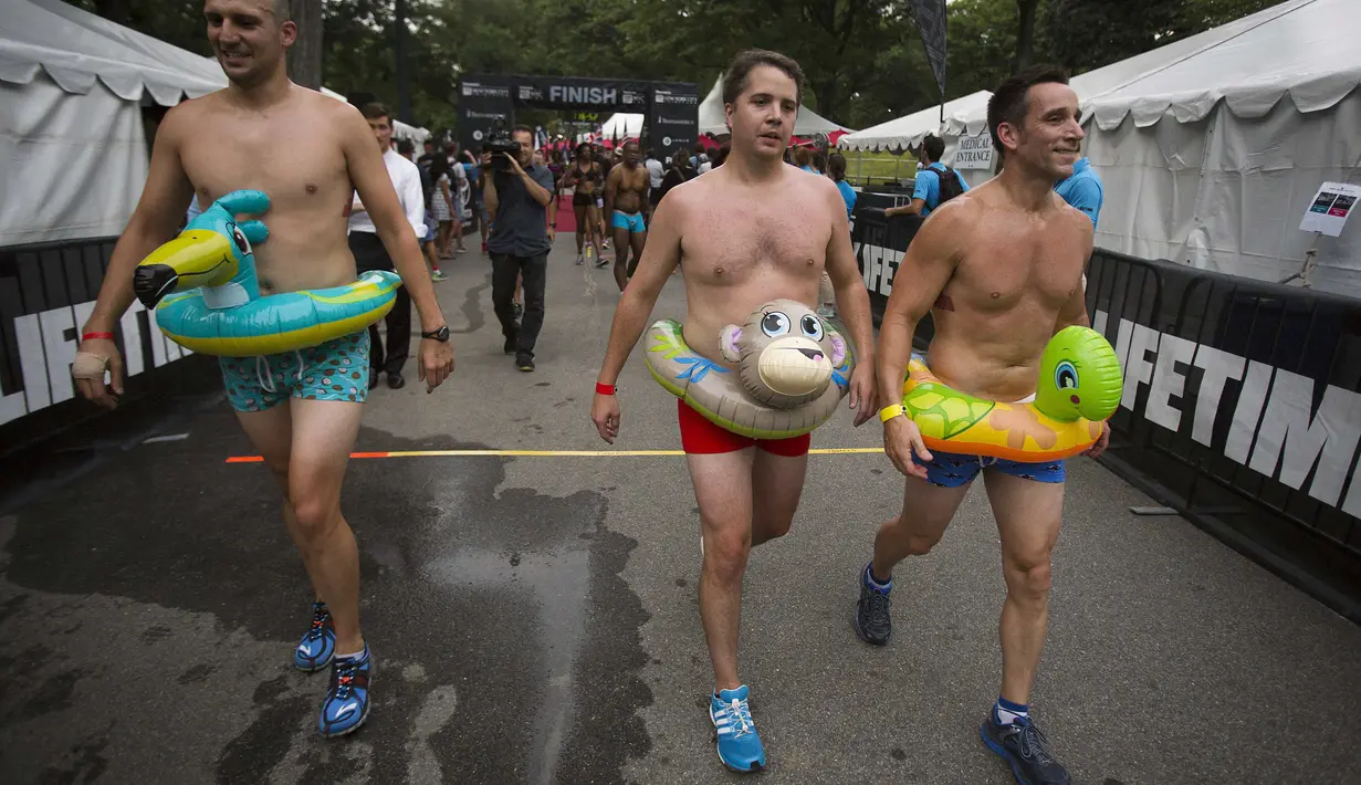 Para peserta acara Underwear Run di Central Park, New York, berhasil melewati garis finis, Jumat (2/8/14). (REUTERS/Carlo Allegri)