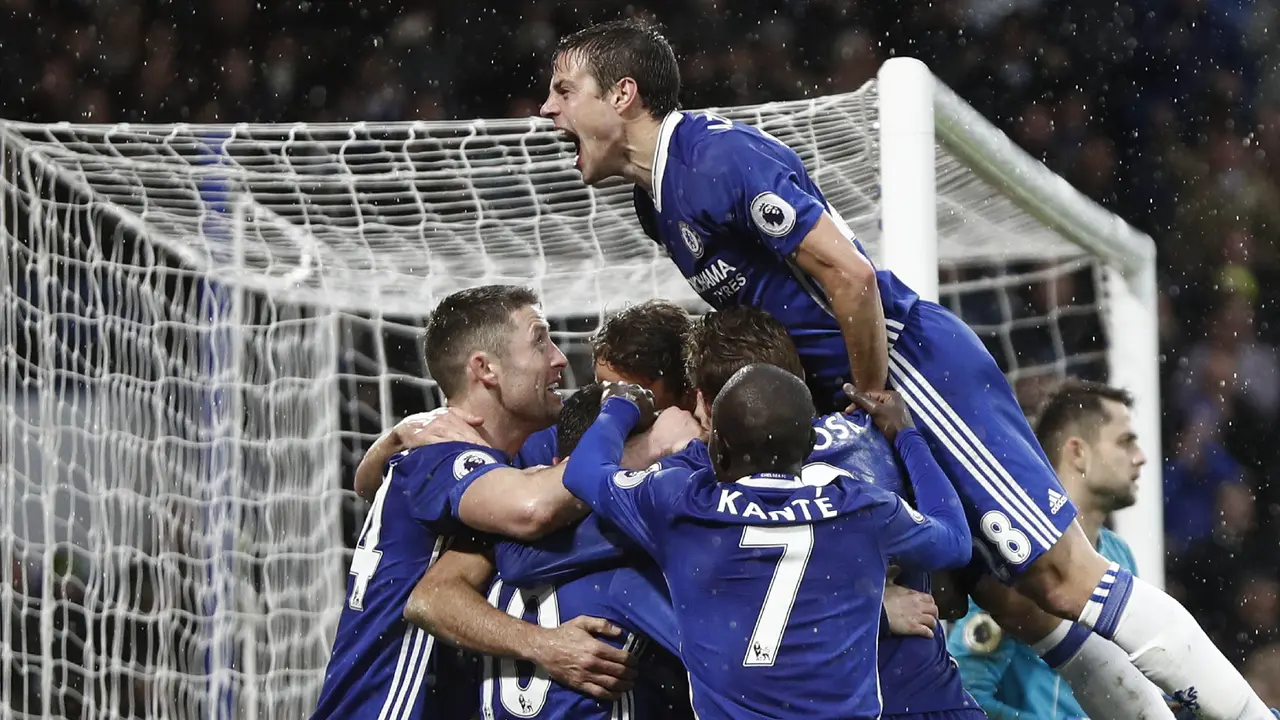 Pemain Chelsea merayakan gol ke gawang Swansea City pada lanjutan Liga Inggris di Stamford Bridge, Sabtu (25/2/2017).