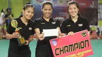 Para pebasket Surabaya Fever, merayakan gelar juara seri pertama Srikandi Cup 2017 di GOR Flying Wheel, Makassar, Sabtu (2/12/2017). Surabaya Fever juara setelah mengalahkan Merpati Bali 67-48. (Bola.com/Andhika Putra)