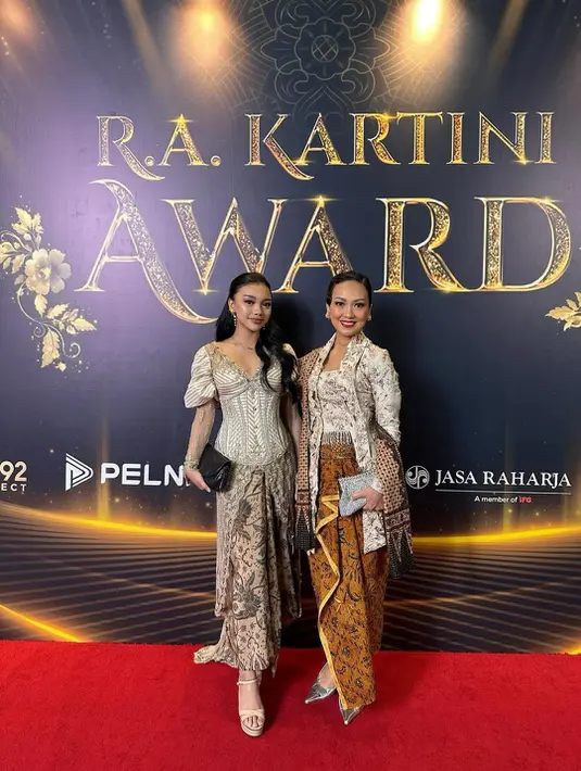 Naura Ayu berhasil menghadirkan reinterpretasi kebaya yang relevan dengan generasi muda masa kini, menghormati tradisi, namun tetap tampil fashionable di tengah gemerlap acara penghargaan. [@nauraayu].