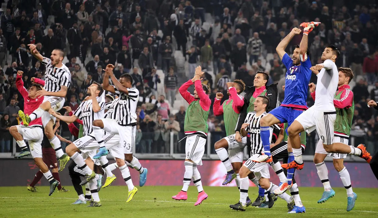 Para Pemain Juventus merayakan kemenangan atas Torino dalam lanjutan Liga Italy  Serie A di Stadion Juventus,Turin, Sabtu (31/10/2015). (REUTERS/Giorgio Perottino)