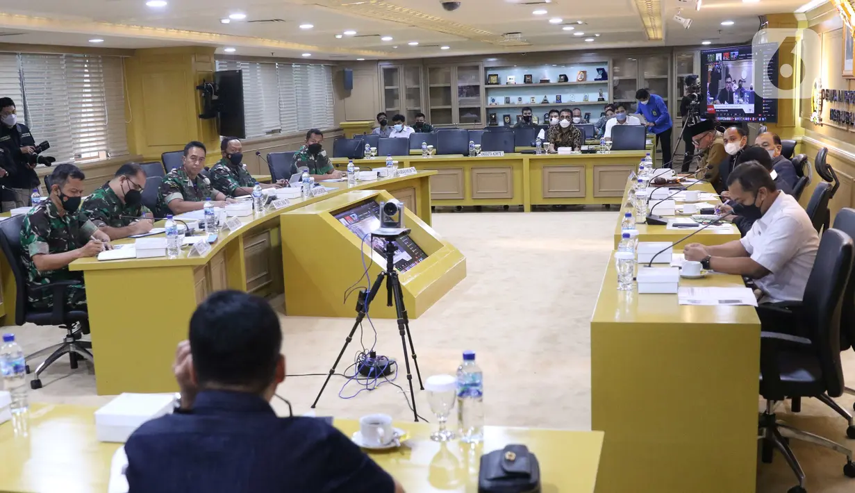 Suasana rapat Panglima TNI Jenderal Andika Perkasa dengan Komite I DPD di Nusantara VI, Kompleks Parlemen MPR/DPR-DPD, Senayan, Jakarta, Selasa (8/2/2022). Rapat kerja ini membahas mengenai Pelaksanaan UU Nomor 43 Tahun 2008 tentang Wilayah Negara. (Liputan6.com/Angga Yuniar)