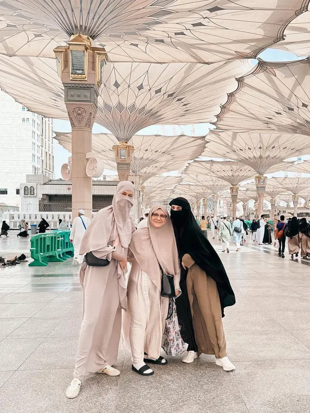 7 Potret Paula Verhoeven Jalani Umroh di Bulan Ramadhan, Tampil Bercadar
