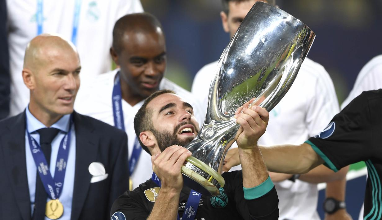 Bek Real Madrid, Dani Carvajal, merayakan gelar Piala Super Eropa usai mengalahkan Manchester United di Stadion Philip II, Skopje, Selasa (8/8/2017). Ini merupakan gelar Piala Super Eropa keempat bagi Real Madrid. (AFP/Dimitar Dilkoff)