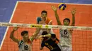 Pevoli Surabaya Samator, I Putu Randu, melakukan smash ke area Jakarta BNI Taplus pada laga final Proliga 2016. Jakarta BNI Taplus sebagai juara final four gagal menunjukan permainan terbaik mereka. (Bola.com/Vitalis Yogi Trisna)