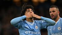Gelandang Manchester City, Rico Lewis, mencetak gol ke gawang Crystal Palace. (Bola.com/Dok.AFP/PAUL ELLIS).