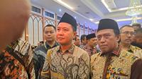 Dirjen PHU Kemenag Hilman Latief (kiri) dan Direktur Bina Haji Kemenag Arsyad Hidayat (kanan) usai membuka Bimtek PPIH 2023 yang diikuti 12 ribu lebih petugas haji dari seluruh Indonesia di Asrama Haji Pondok Gede. (Liputan6.com/Nafiysul Qodar)
