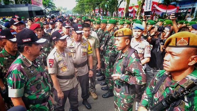 Panglima TNI dan Kapolri memeriksa pasukan pengamanan pemilu di Jawa Barat. (Liputan6.com/ Achmad Sudarno)