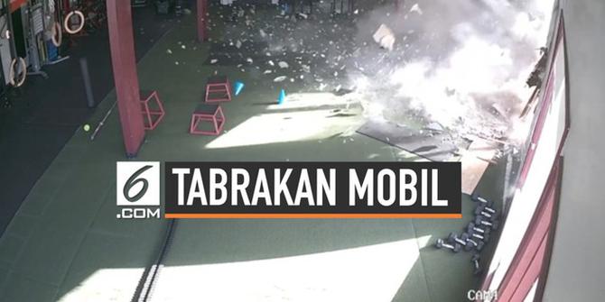 VIDEO: Mobil 'Nyelonong' Tabrak Tempat Kebugaran