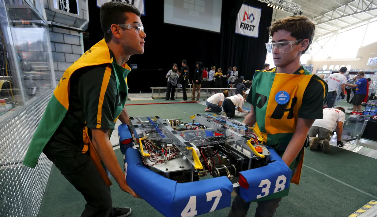 Tim dari SMA Patrick mengangkat robot ke arena dalam kompetisi robot San Diego Regional FIRST Robotics di Del Mar, California (4/3). Kompetisi tahunan San Diego ke-10 ini diikuti oleh puluhan tim dari SMA di AS. (REUTERS / Mike Blake)