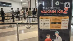 Warga saat mengikuti vaksinasi Covid-19 dosis kedua di Mal Kota Kasablanka, Jakarta, Senin (2/8/2021). Wakil Gubernur Ahmad Riza Patria mengungkapkan Pemprov DKI akan mempercepat pemberian vaksin dosis kedua sebagai upaya mempercepat kekebalan komunal (herd immunity). (merdeka.com/Iqbal S Nugroho)