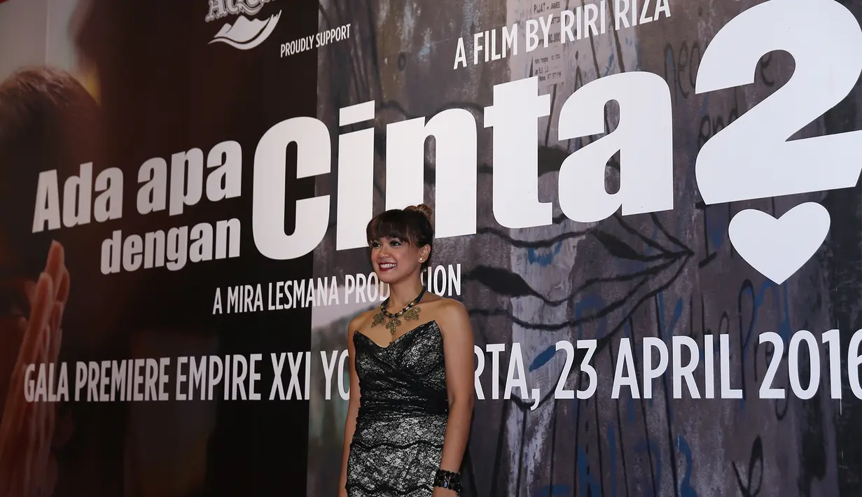 "Di kota Yogyakarta ini ramai Premier AADC2. Film ini bergaungnya sudah lama, orang banyak menunggu. Jadi beneran setelah sekian lama akhirnya dilepaskan Mira Lesmana ke publik," ucap Nirina Zubir di Red Carpet AADC2, Empire XXI. (Andy Masela/Bintang.com)